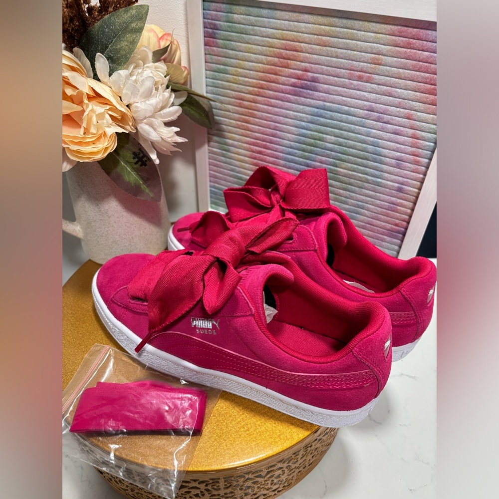 Sold‼️ NWOT-Puma Suede Heart sneakers JR- Size 6.5👟